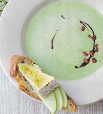 grüne_apfel-erbsen-suppe_mit_camembert-crostini.jpg