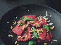 rote-beete-ravioli_mit_trüffelbutter_thymian_und_pinienkernen.jpg
